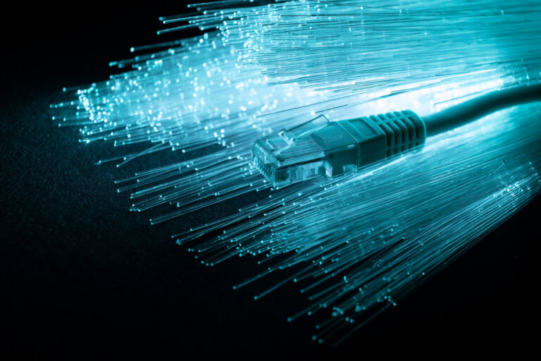 fibre-optique-bleue-cable-ethernet
